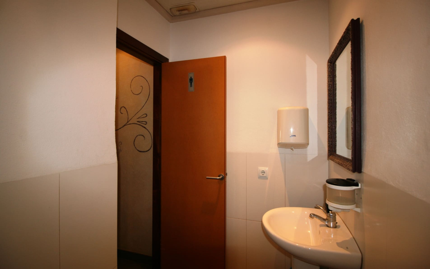 Commercial In Binissalem, Spain (173 M²)