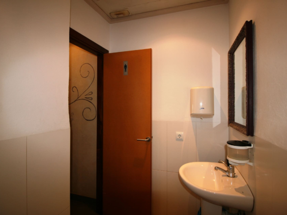 Commercial In Binissalem, Spain (173 M²)