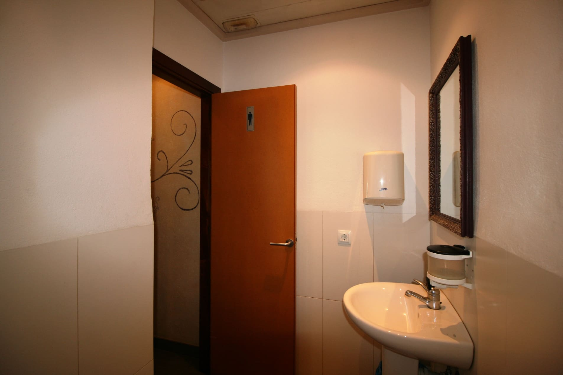 Commercial In Binissalem, Spain (173 M²)