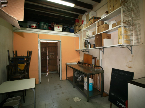 Commercial In Binissalem, Spain (173 M²)