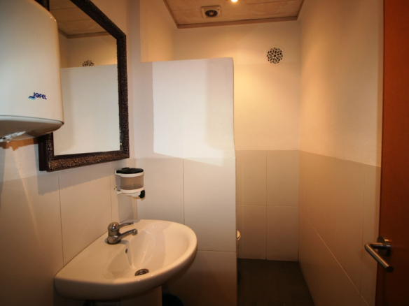 Commercial In Binissalem, Spain (173 M²)