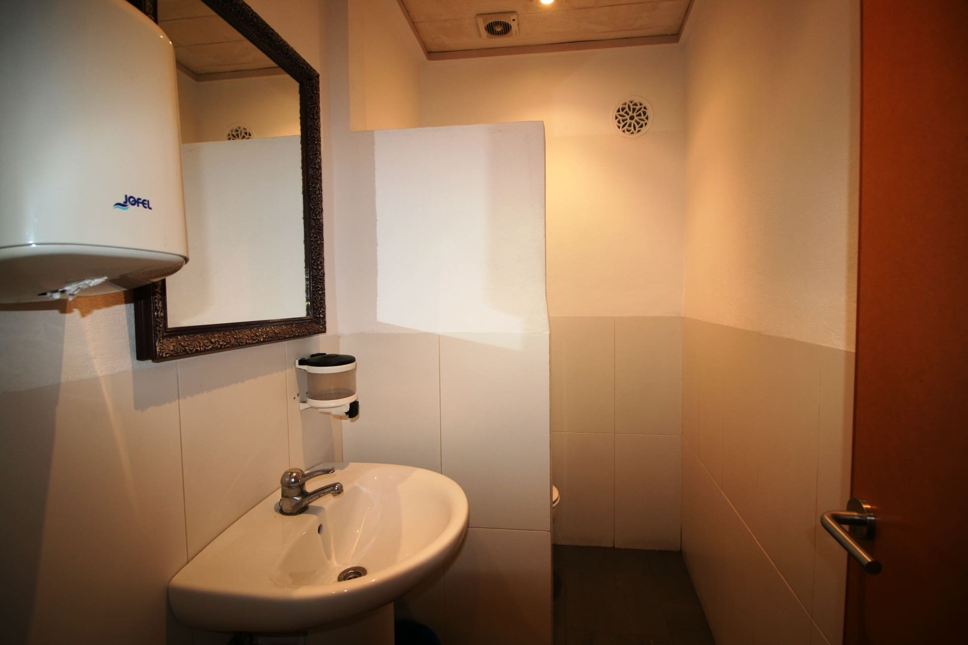 Commercial In Binissalem, Spain (173 M²)