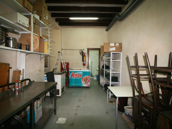 Commercial In Binissalem, Spain (173 M²)