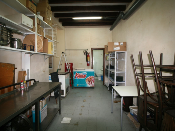 Commercial In Binissalem, Spain (173 M²)