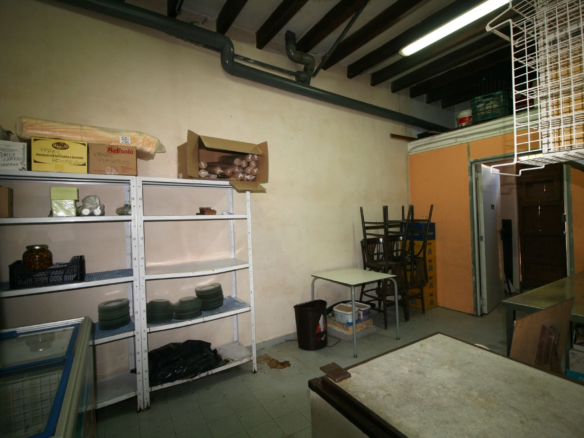 Commercial In Binissalem, Spain (173 M²)