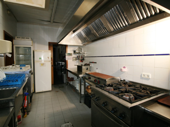 Commercial In Binissalem, Spain (173 M²)