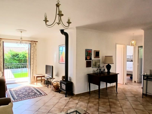 4-bedroom Detached House In Autignac, France (100 M²)