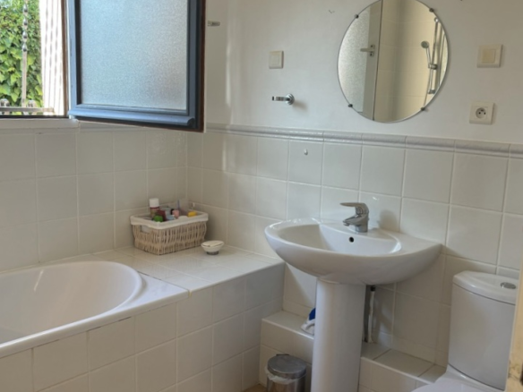 4-bedroom Detached House In Autignac, France (100 M²)