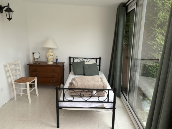 4-bedroom Detached House In Autignac, France (100 M²)