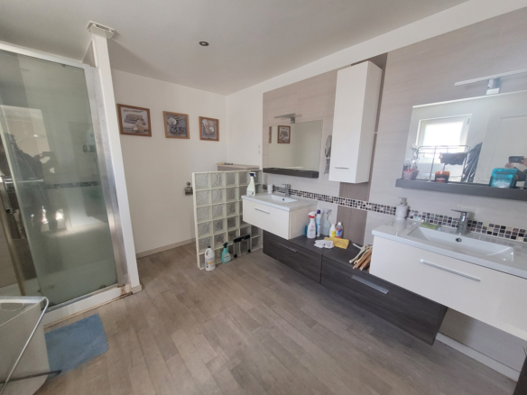 3-bedroom House In Autignac, France (155 M²)