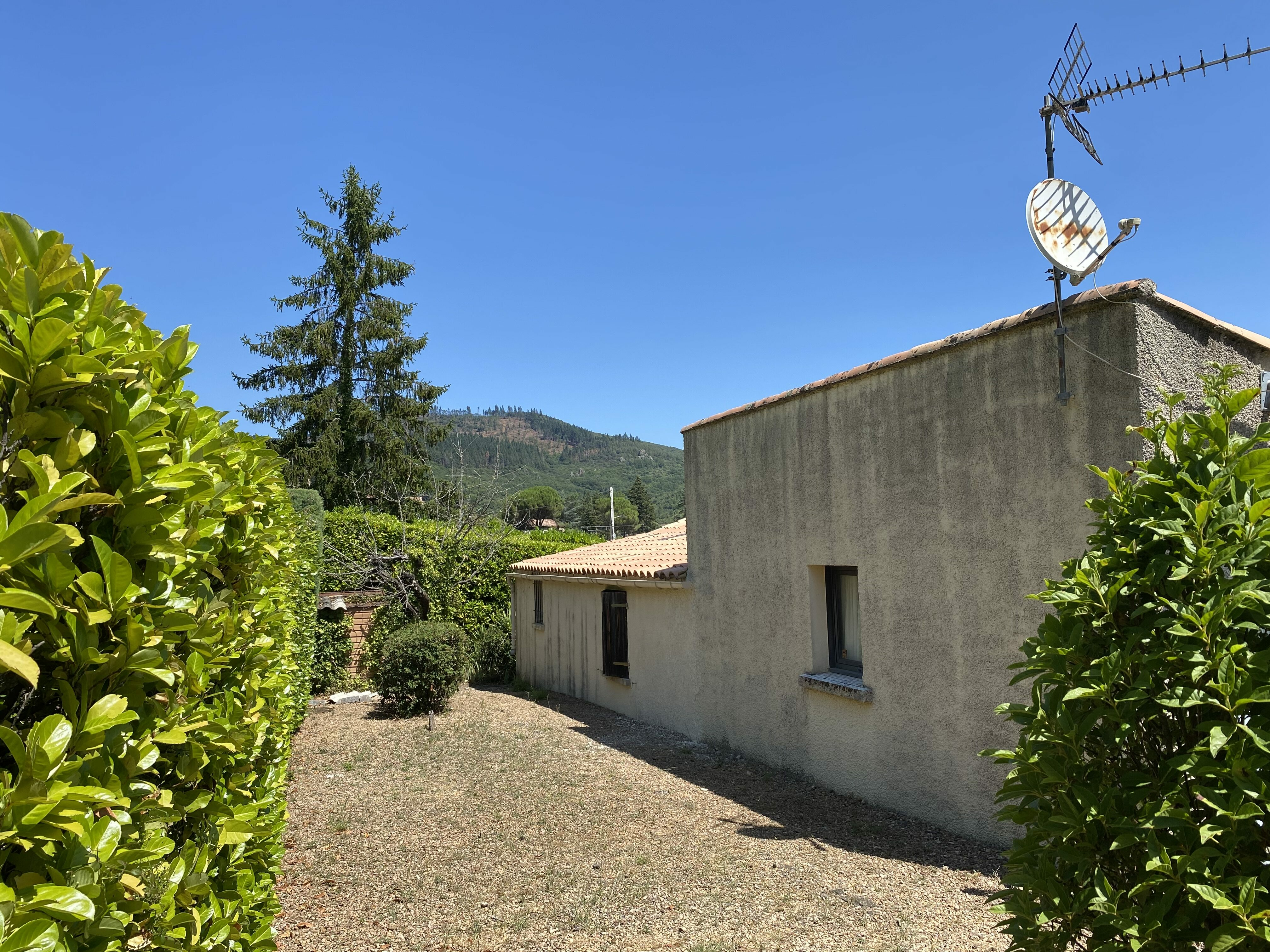3-bedroom House In Lamalou Les Bains, France (110 M²)