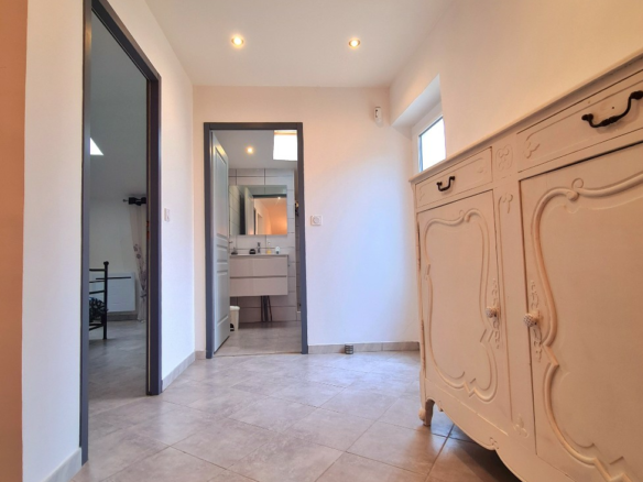 5-bedroom House In Murviel Les Beziers, France (223 M²)