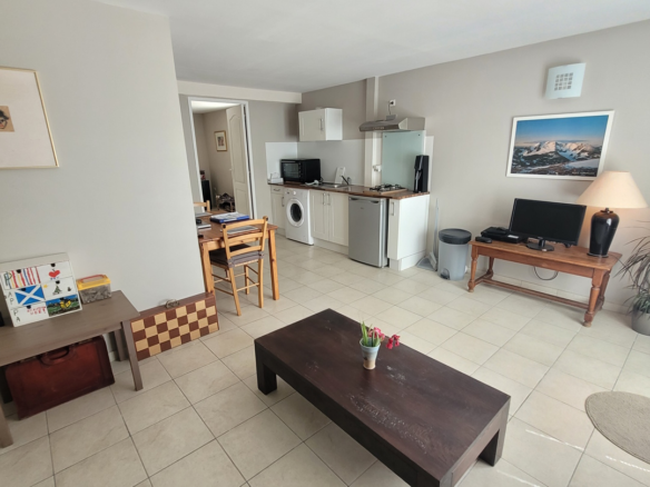3-bedroom Detached House In Thezan Les Beziers, France (180 M²)