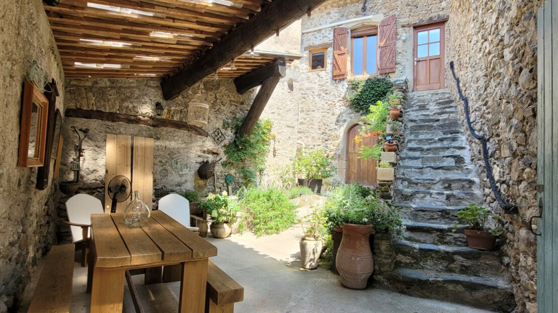 2-bedroom House In Vailhan, France (90 M²)