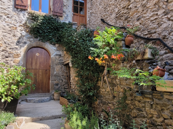 2-bedroom House In Vailhan, France (90 M²)