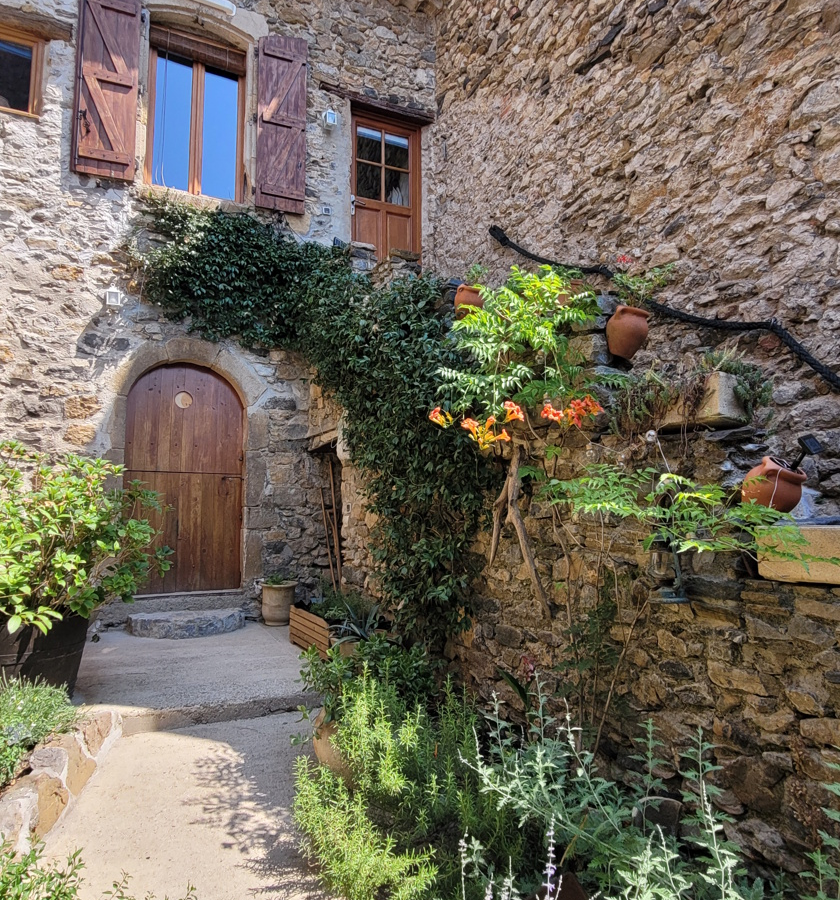 2-bedroom House In Vailhan, France (90 M²)