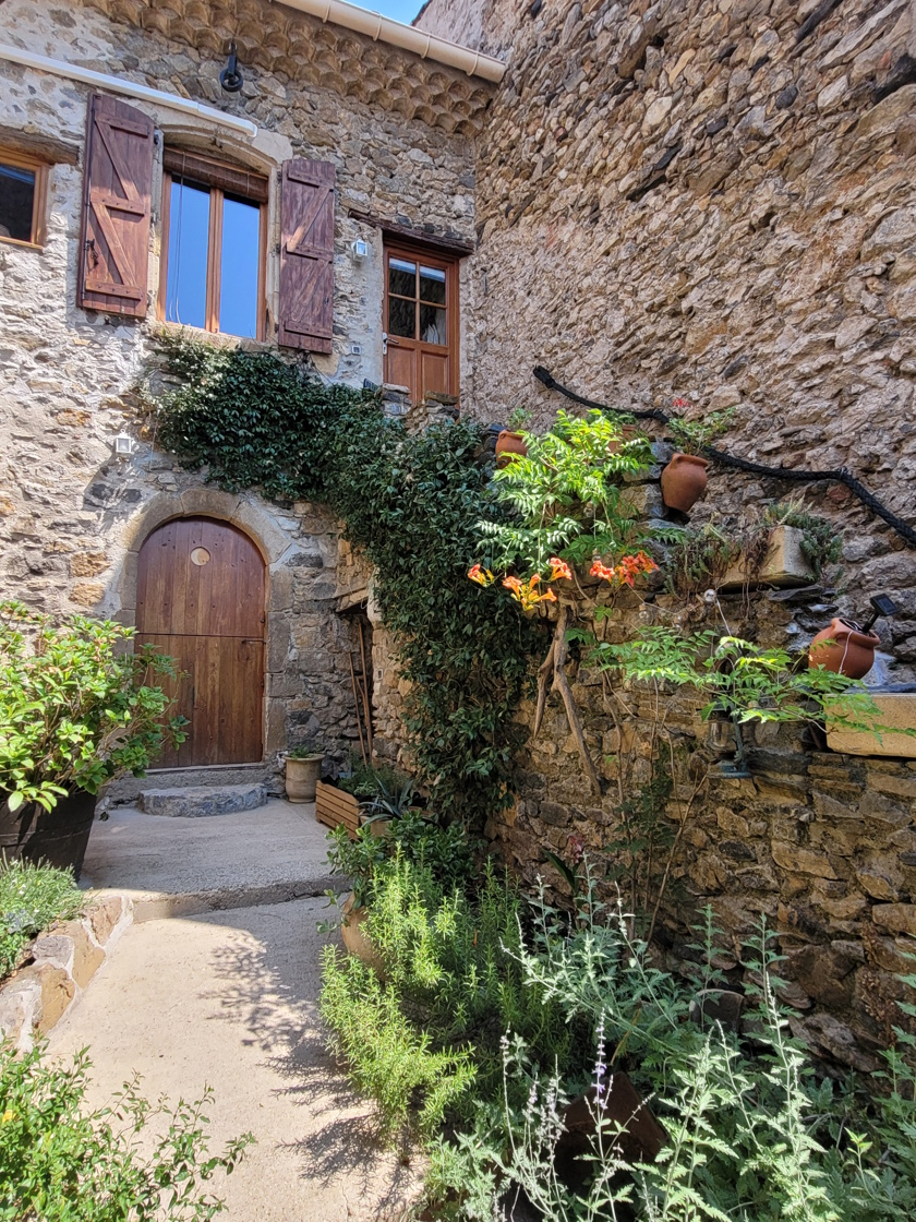 2-bedroom House In Vailhan, France (90 M²)