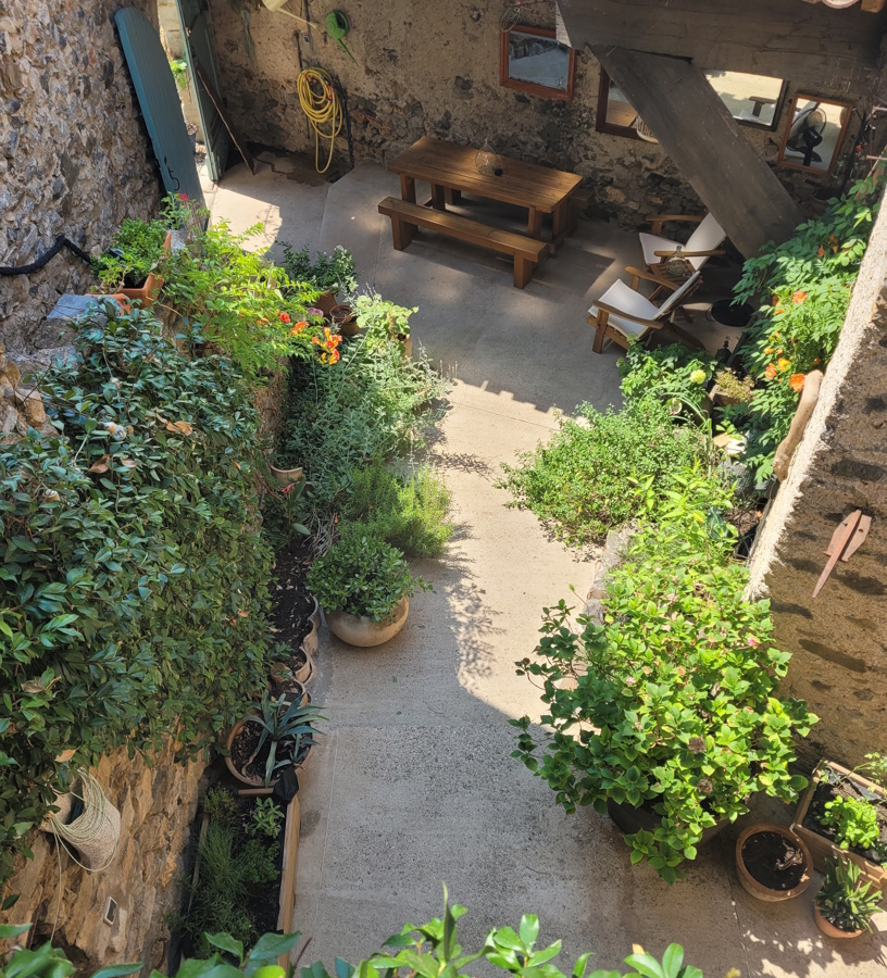 2-bedroom House In Vailhan, France (90 M²)