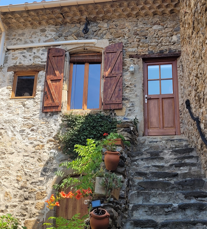 2-bedroom House In Vailhan, France (90 M²)