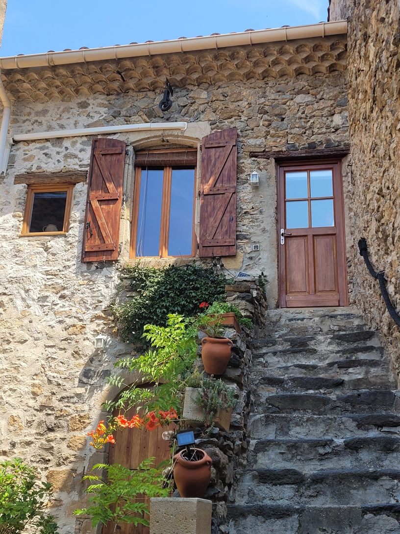 2-bedroom House In Vailhan, France (90 M²)