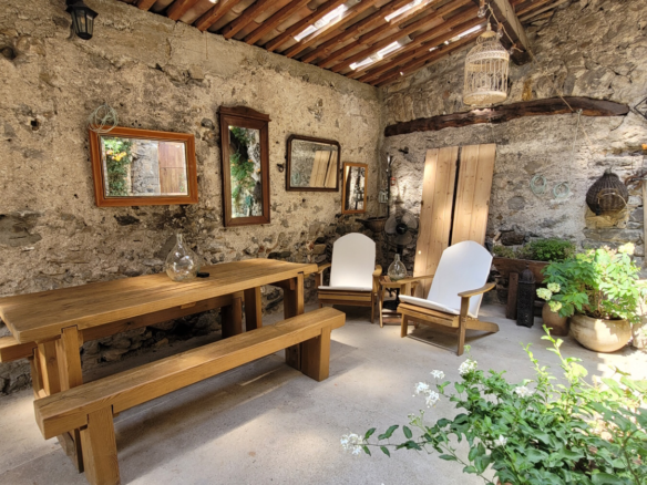 2-bedroom House In Vailhan, France (90 M²)