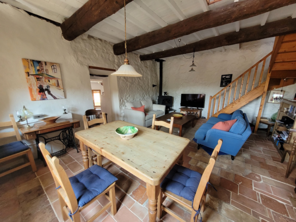 2-bedroom House In Vailhan, France (90 M²)