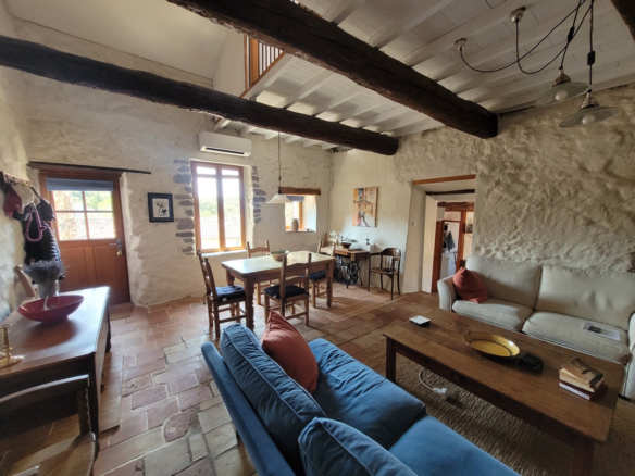 2-bedroom House In Vailhan, France (90 M²)