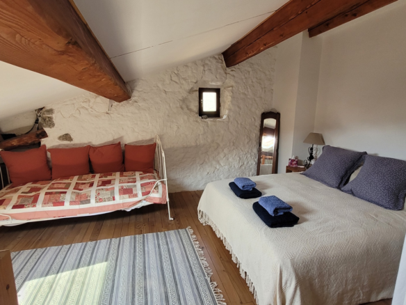 2-bedroom House In Vailhan, France (90 M²)