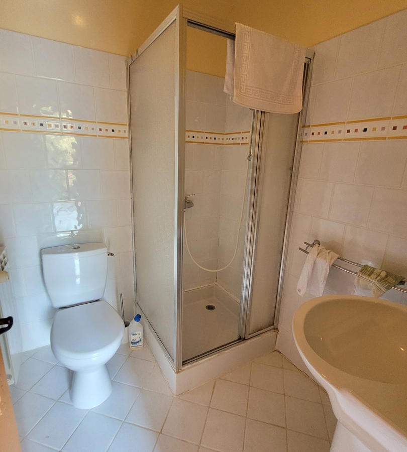 4-bedroom House In Vailhan, France (170 M²)
