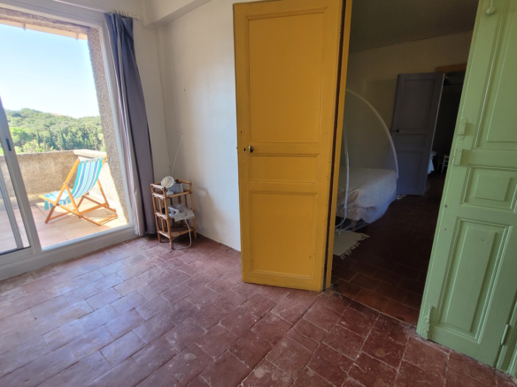 4-bedroom House In Vailhan, France (170 M²)