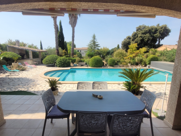 7-bedroom Detached House In Meze, France (251 M²)