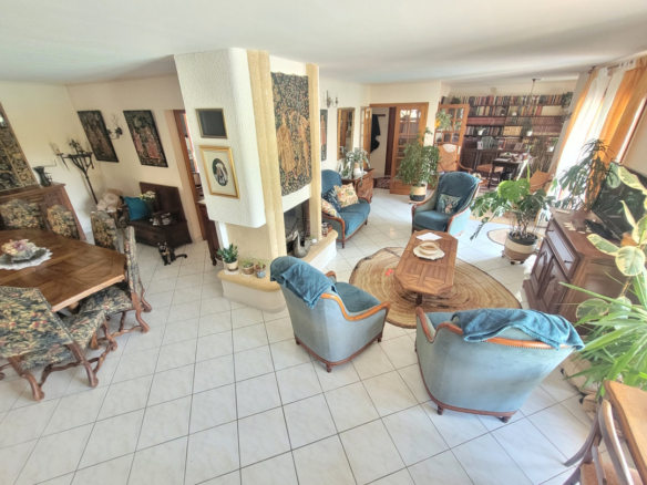 7-bedroom Detached House In Meze, France (251 M²)