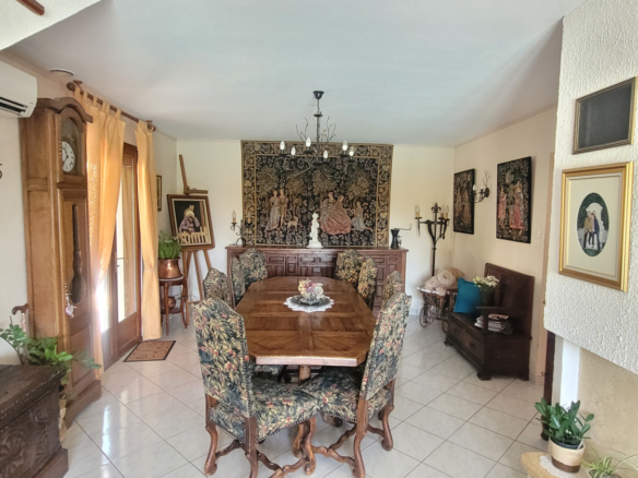 7-bedroom Detached House In Meze, France (251 M²)