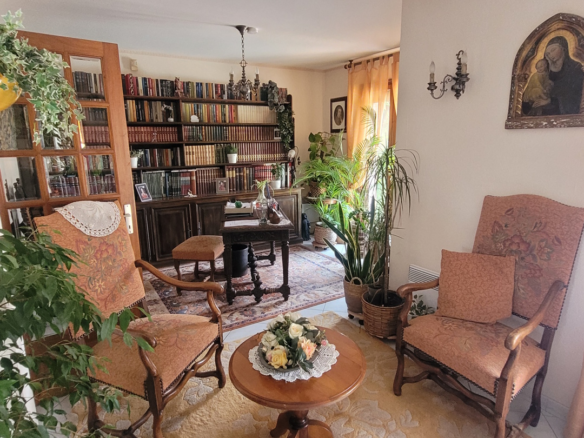 7-bedroom Detached House In Meze, France (251 M²)