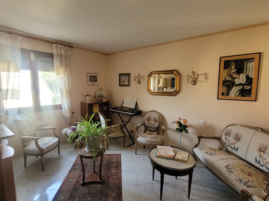7-bedroom Detached House In Meze, France (251 M²)