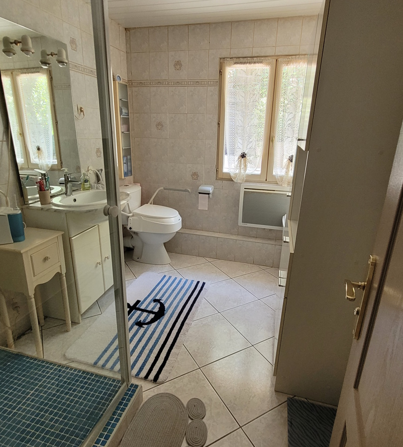7-bedroom Detached House In Meze, France (251 M²)