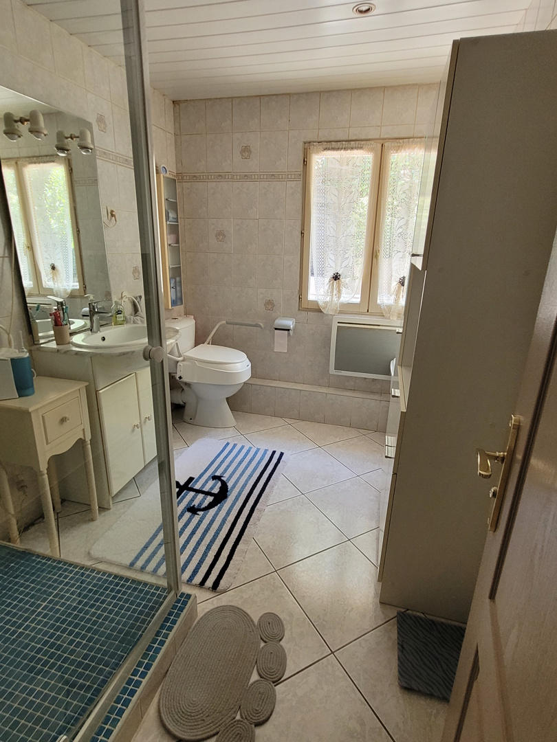 7-bedroom Detached House In Meze, France (251 M²)