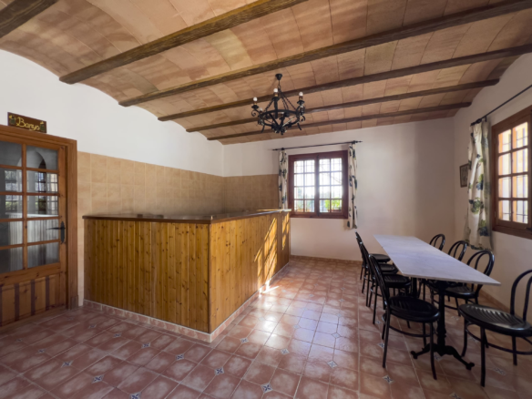 Commercial In Binissalem, Spain (352 M²)