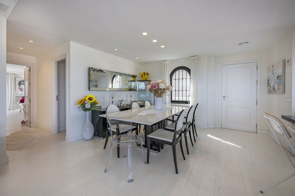 2-bedroom Atico In Golden Mile, Spain (207 M²)