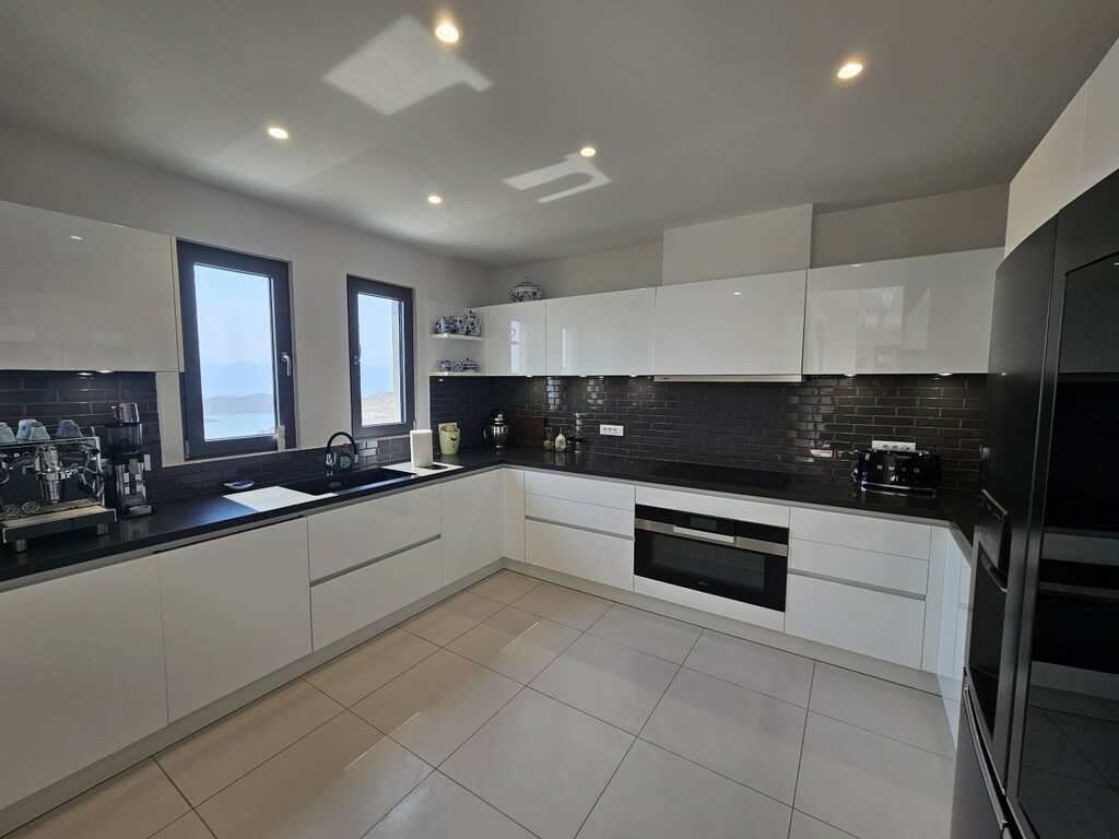 4-bedroom Villa In Agios Nikolaos, Greece (290 M²)