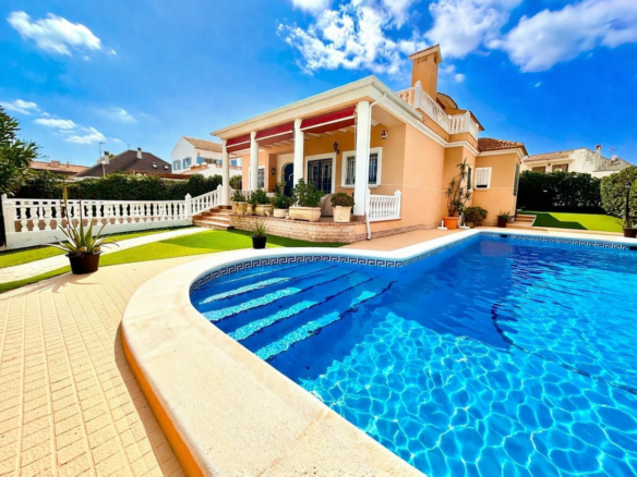 6-bedroom Villa In Torrevieja, Spain (440 M²)