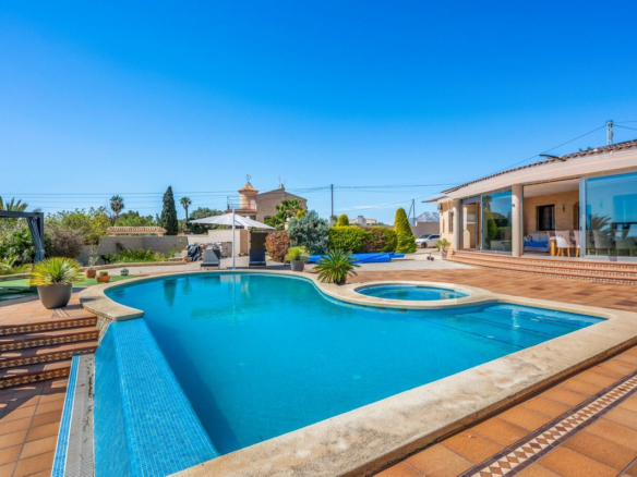 5-bedroom Country House In Crevillent, Spain (181 M²)