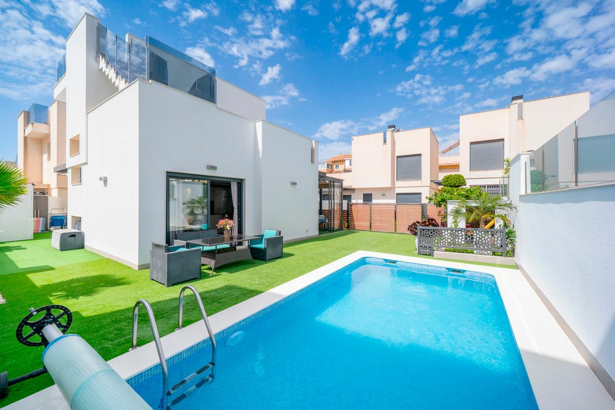 5-bedroom Villa In Torrevieja, Spain (194 M²)