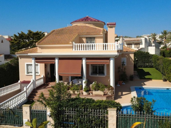 5-bedroom Villa In Torrevieja, Spain (440 M²)