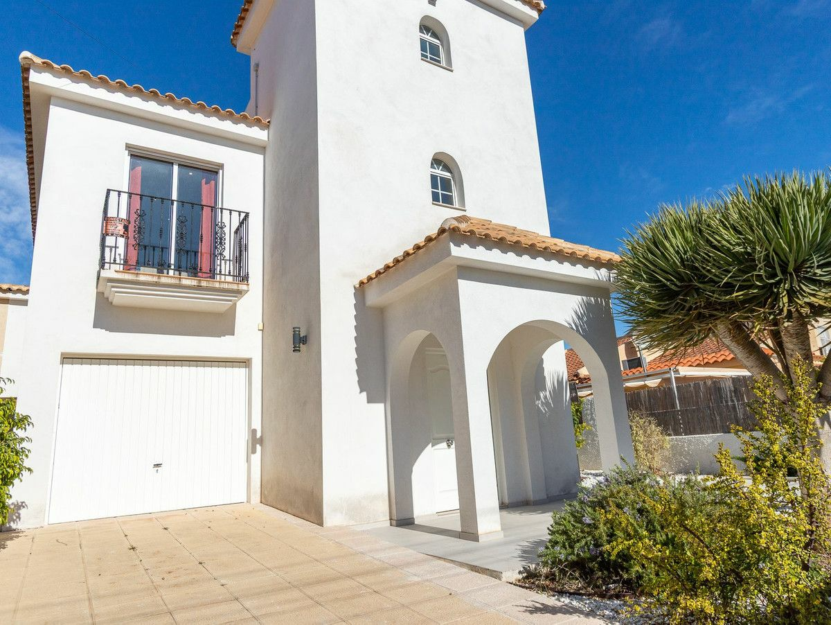 4-bedroom Villa In Torrevieja, Spain (245 M²)
