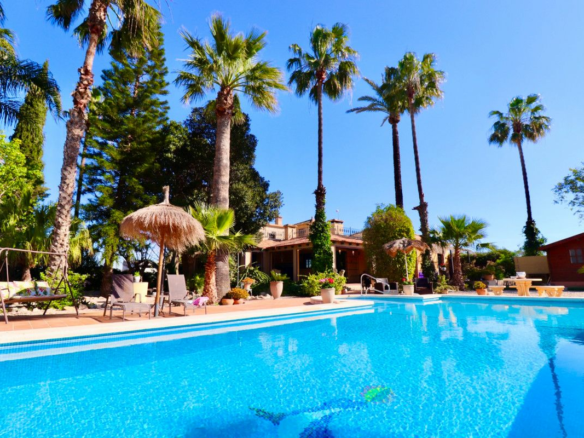 6-bedroom Villa In Almoradi, Spain (375 M²)