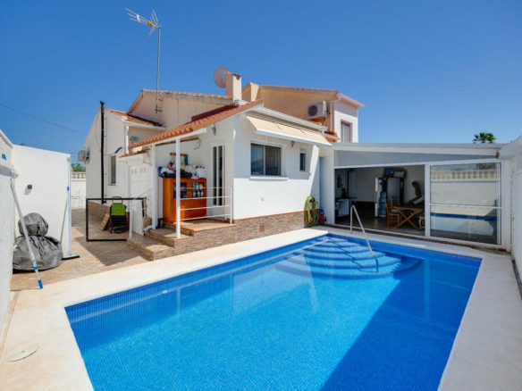 3-bedroom Villa In La Marina, Spain (121 M²)
