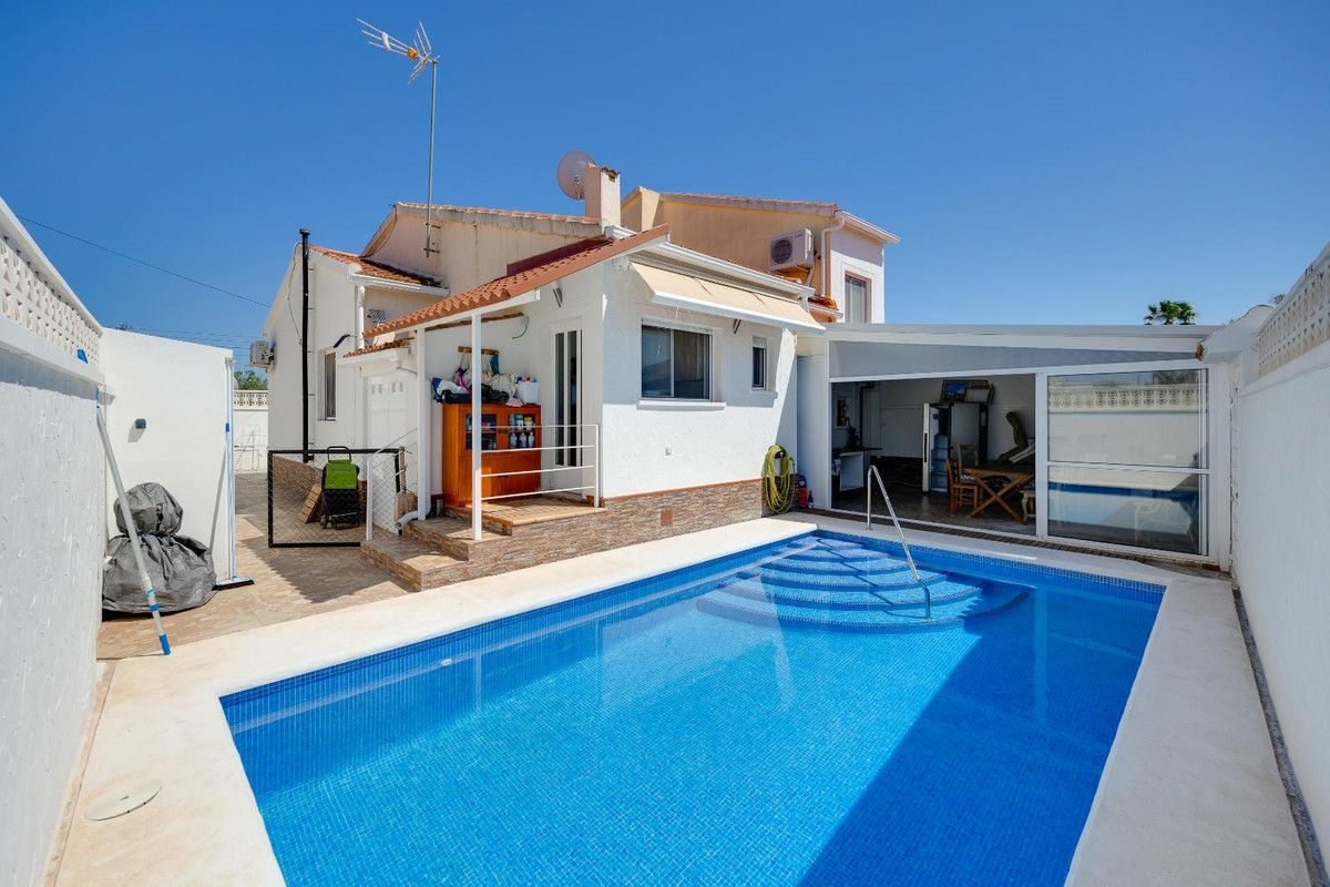 3-bedroom Villa In La Marina, Spain (121 M²)