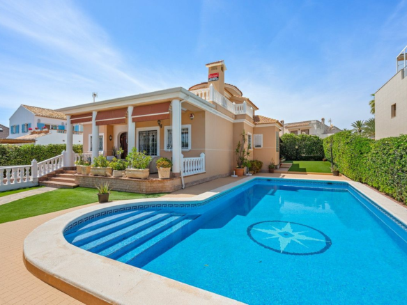 6-bedroom Villa In Torrevieja, Spain (500 M²)