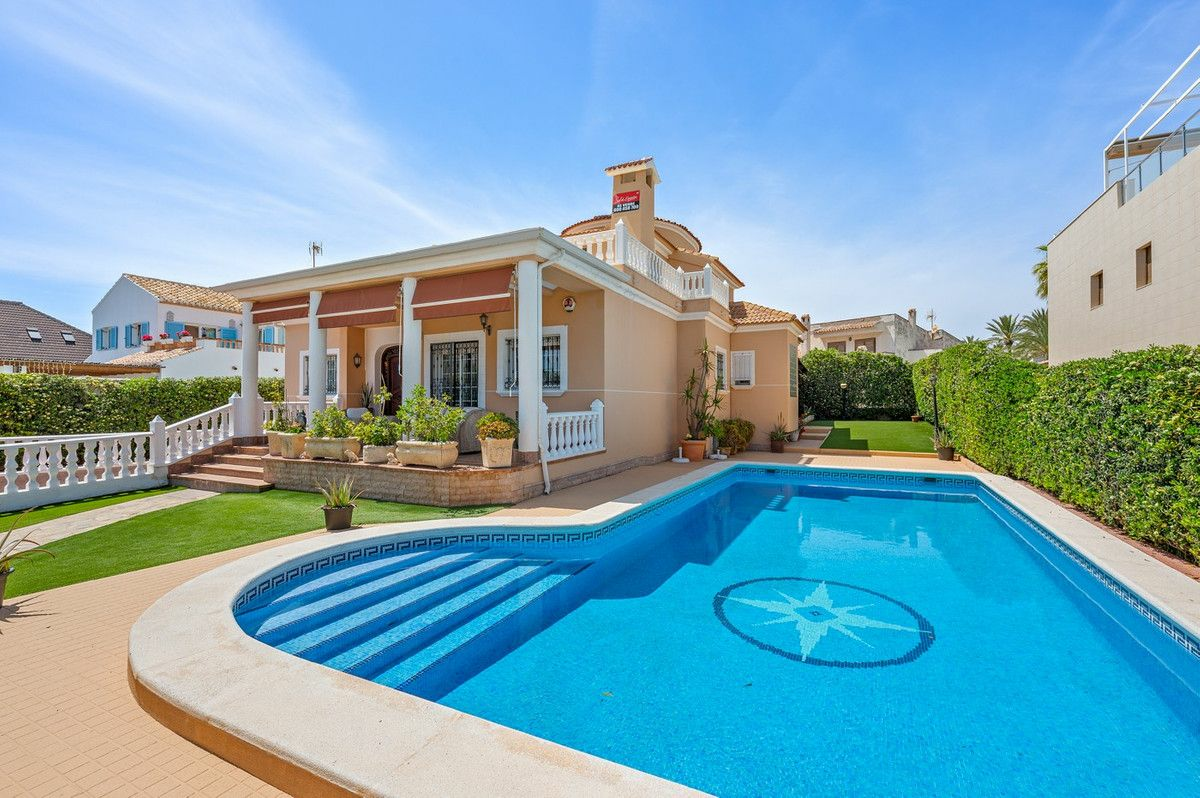 6-bedroom Villa In Torrevieja, Spain (500 M²)